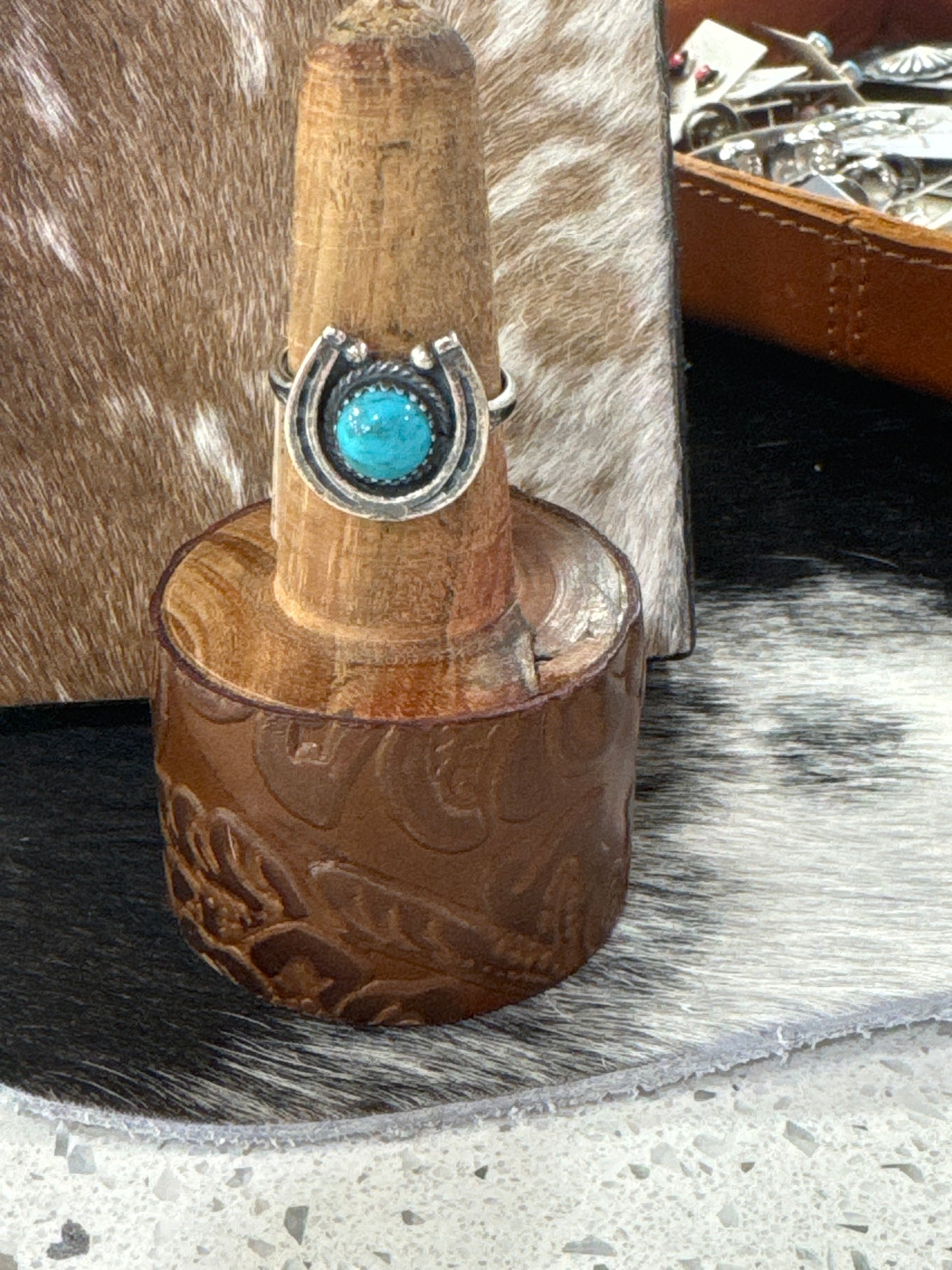 HORSESHOE RING