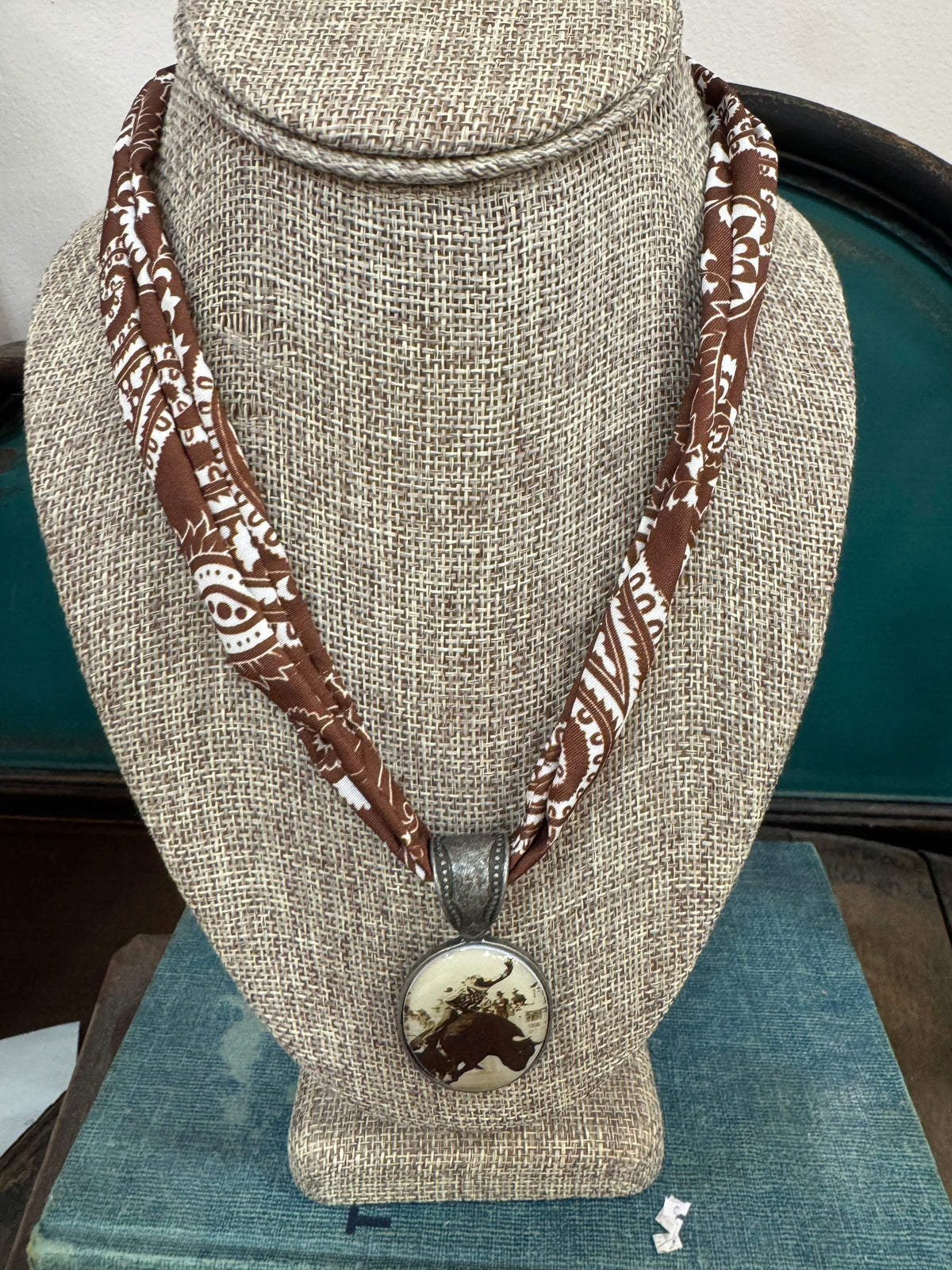 PENADANT SCARF NECKLACE
