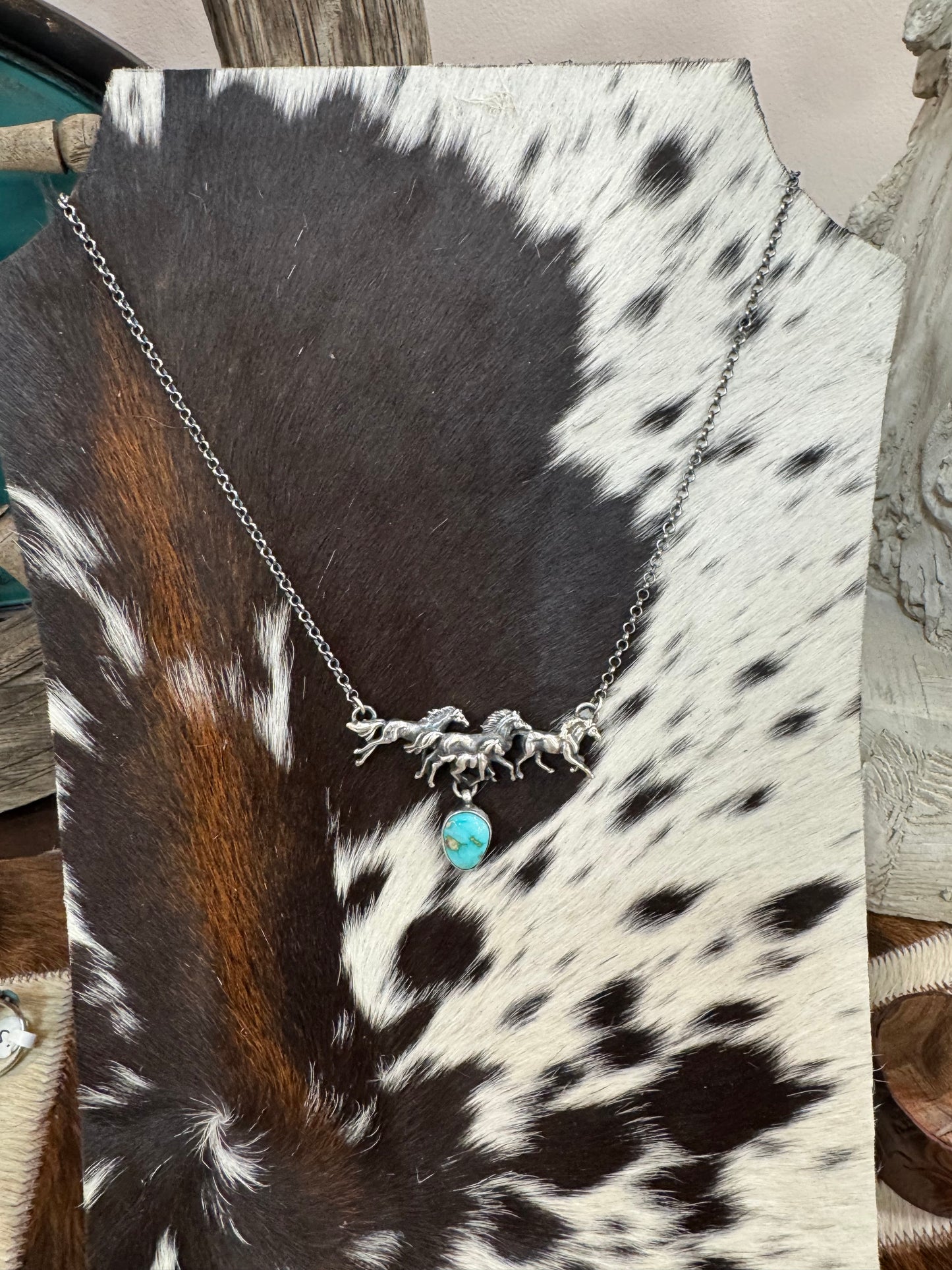 RUNNING FREE NECKLACE