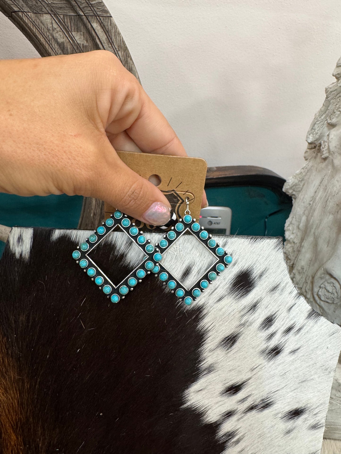 STONE DIAMOND SHAPE EARRING