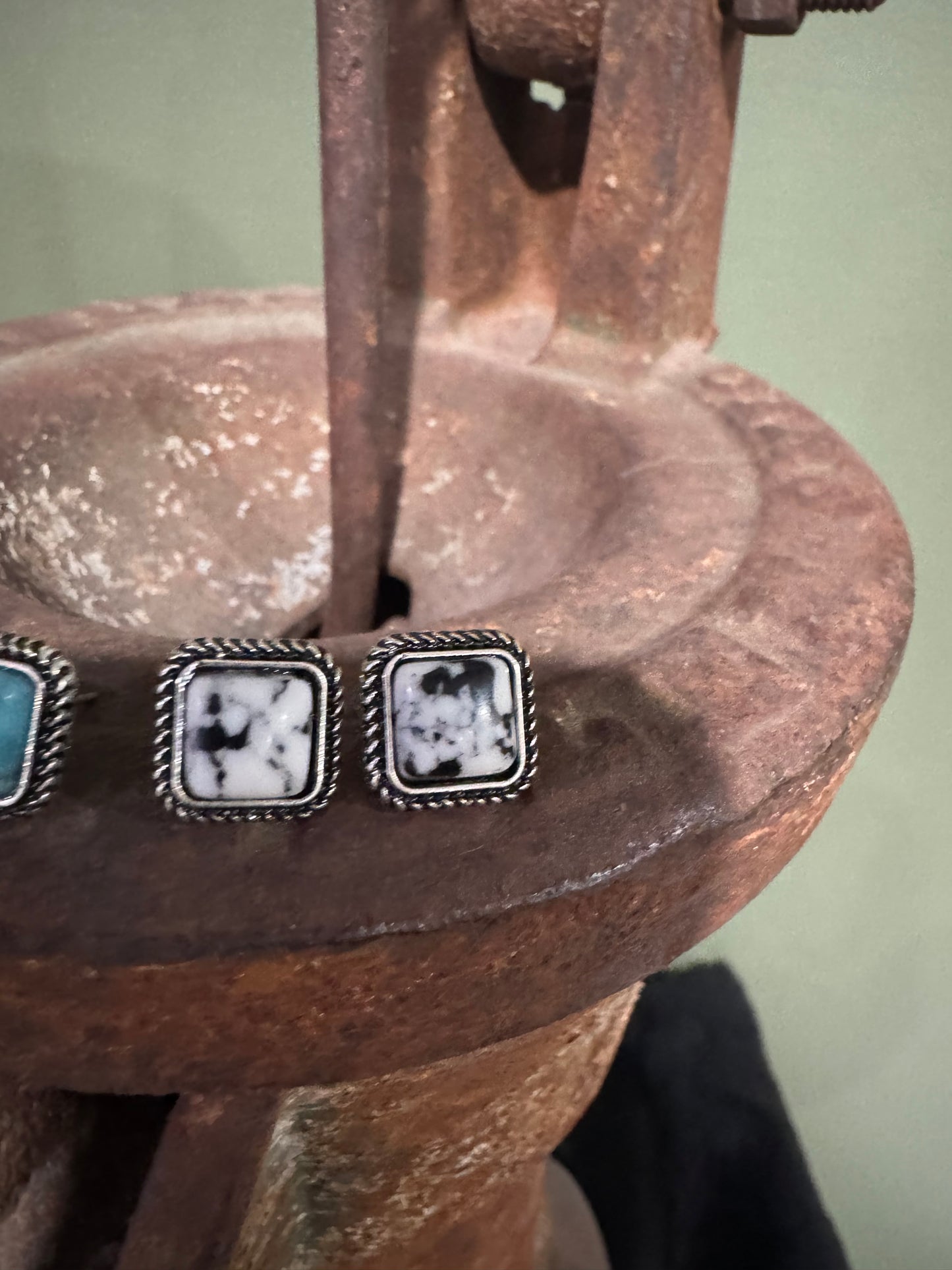 MINI STONE STUD EARRINGS