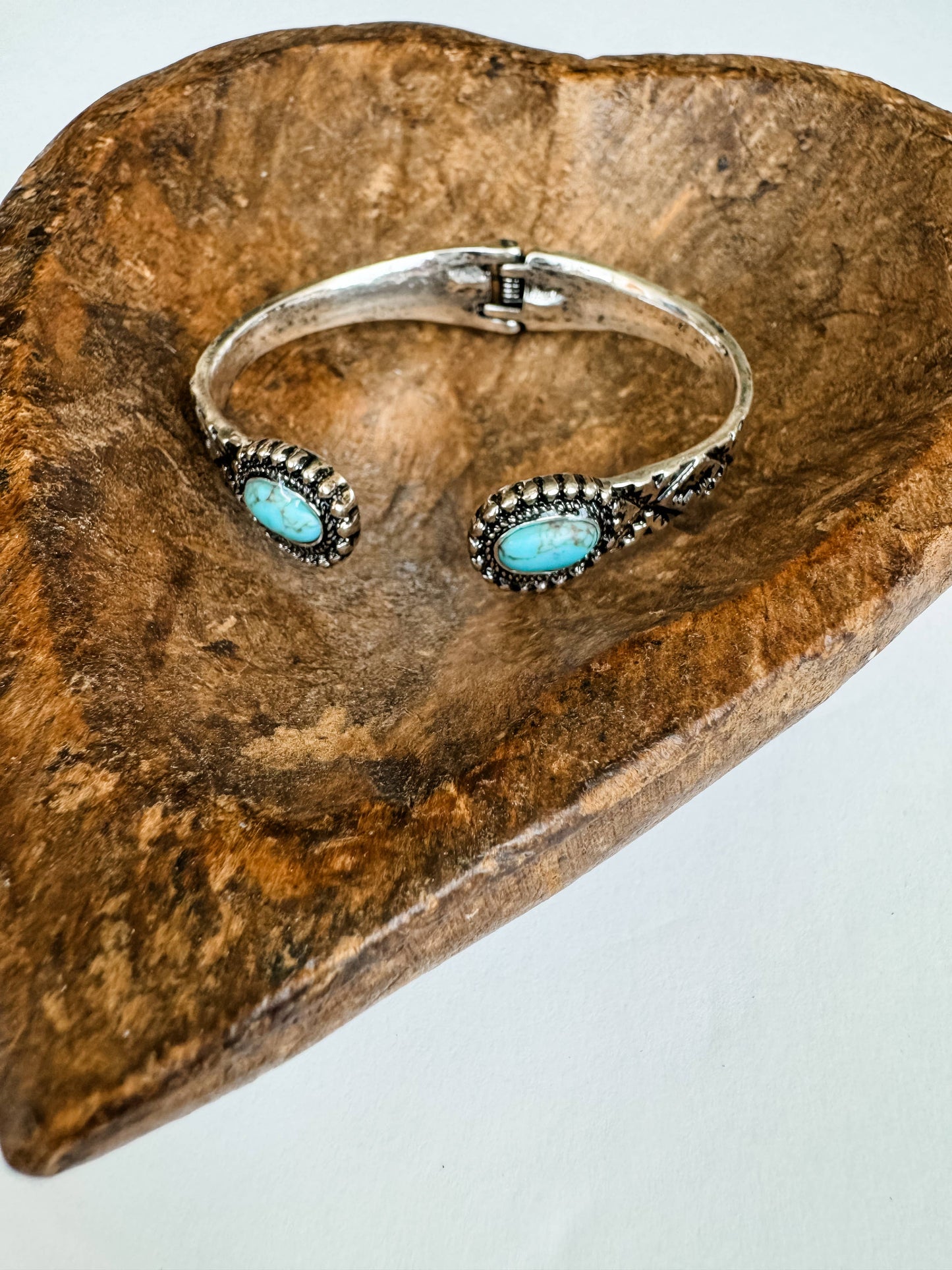 THE SEDONA OVAL BANGLE BRACELET