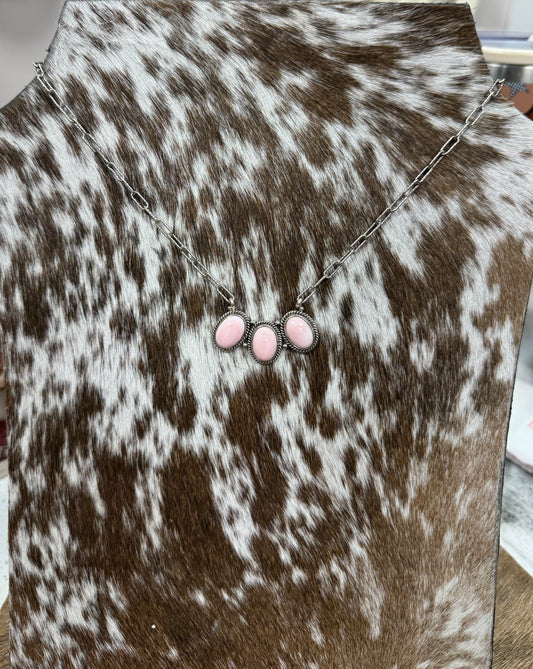 PINK CONCH 3 STONE NECKLACE