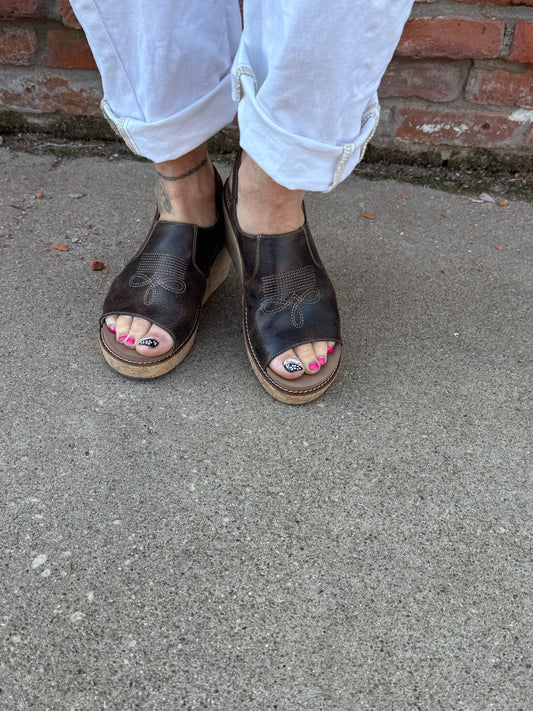 CRINKLE WEDGE SANDALS