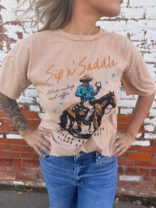 SIP N SADDLE GRAPHIC TEE