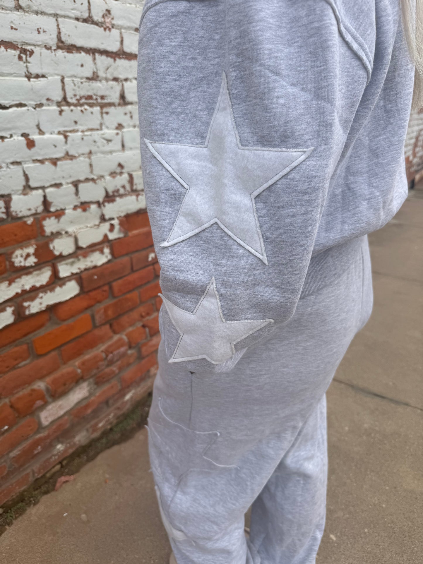 STAR PATCH CREWNECK SWEATSHIRT