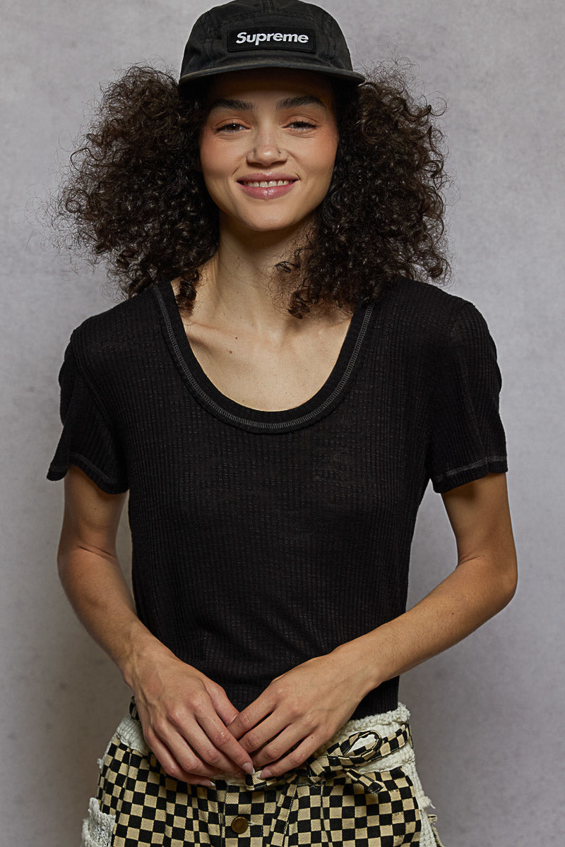 RIBBED SCOOP NECK TEE